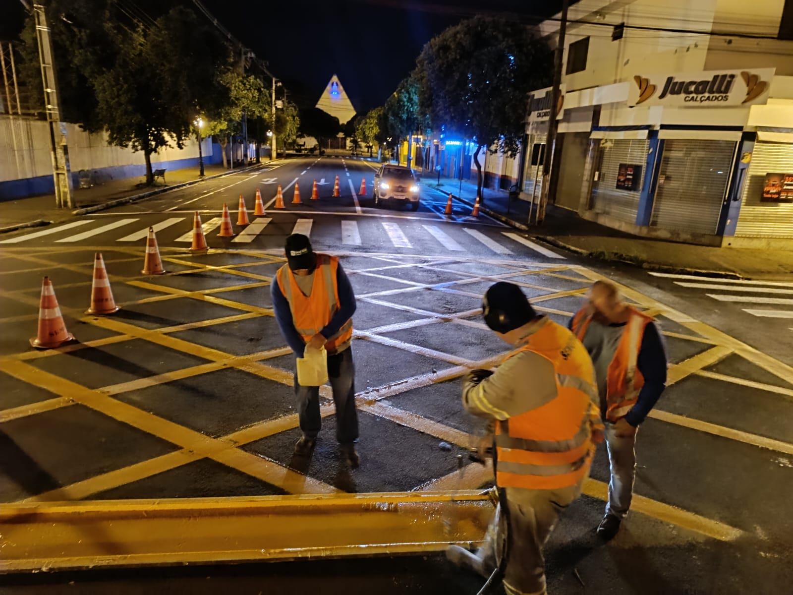 Prefeitura de Sarandi intensifica revitalização de sinalização horizontal com trabalho na madrugada